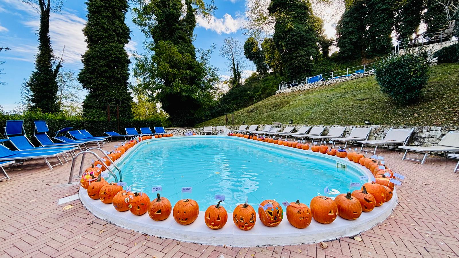 Bambini mascherati che partecipano all’Halloween Party 2025