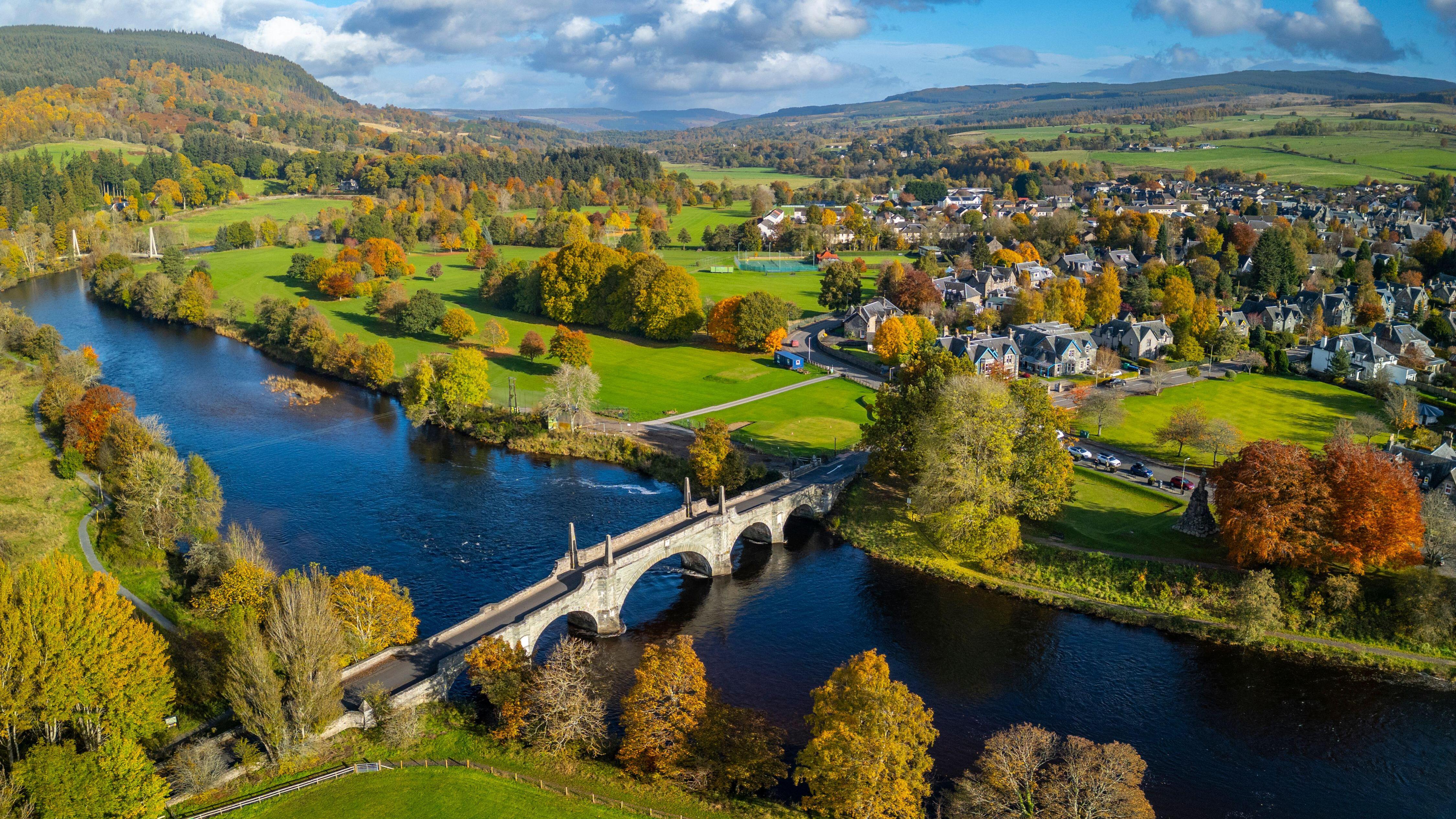 Paesaggio delle Highlands scozzesi con fiume e colline
